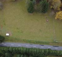 Légi felvétel a Lazy pod Makytou rekreációs területeiről, Čertov utca, zölddel körülvéve.