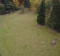 Rekreációs telkek a Čertován, Lazy pod Makytou-ban, természet és út által körülvéve.