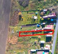 Lakótelek Radnovce-ban, természettel körülvéve, út közelében.