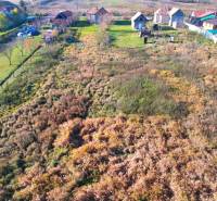 Légi felvétel Radnovce lakóterületeiről vidéki házakkal és zöldterületekkel.