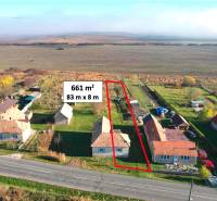 Telkek - lakóhely Radnócban, vidéki beépítés főút melletti elhelyezkedéssel.