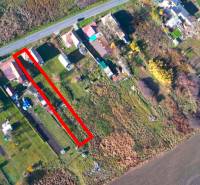 Légi perspektíva a Radnovce községben található lakóterületekről a főúttal.