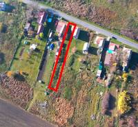 Légi felvétel Radnóc lakóterületeiről, amelyeket természet és egy közeli út vesz körül.