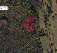 Légifelvétel a Lúčky mezőgazdasági és erdőterületeiről, piros színnel kiemelve.