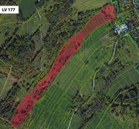 Lúčky: Mezőgazdasági és erdészeti területek kiemelt parcellákkal, utakkal és területekkel a tájban.