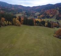 Gyönyörű őszi erdők veszik körül a rekreációs területeket Lazy pod Makytou-ban, Čertovon.