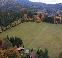 Őszi kilátás a pihenőterületekre Lazy pod Makytou község mellett, Čertov részén.