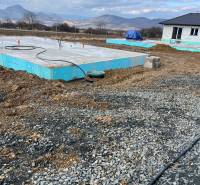 Az épület a Vyšná Šebastová utcában egy családi ház alapjait mutatja be festői környezetben.