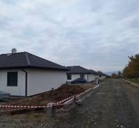 Családi ház Felsősebesen, Eperjesen, épület kavicsos úttal és fákkal.