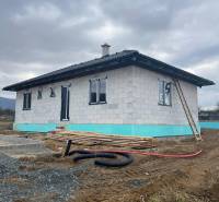 Építés alatt álló családi ház, a Vyšná Šebastová utcában, szerelési anyaggal és befejezetlen kerttel.