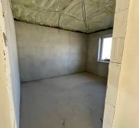 Szoba építés alatt ablakkal, hőszigetelt mennyezet, családi házban, Vyšná Šebastová.