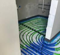 Padlófűtés egy családi házban a Vyšná Šebastová utcában, belső terekben történő vezetékek telepítése.