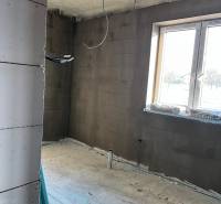 Építés alatt álló helyiség a Vyšná Šebastová utcán, kilátással a családi házra, ablaknyílásokkal.