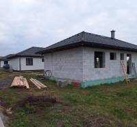 Családi házak építési folyamata a Felsősebes utcában, Eperjesen, faanyagokkal végzett munkák.