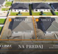 Kilátás két családi házra Dunaszerdahelyen, a Florida Villa Park utcában.