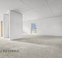 Üres belső tér egy családi házban fehér falakkal és nagy ablakokkal.