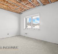 Surova szoba egy családi házban ablakkal és szigetelt mennyezettel.