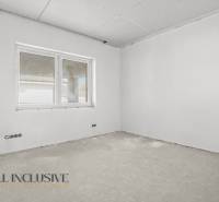 Családi házban lévő építési helyiség ablakkal és befejezetlen padlóval, készen áll a befejezésre.