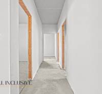 Egy családi ház vakolatlan folyosója, felületek befejezésre készen.