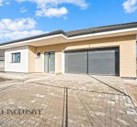 Családi ház a Florida Villa Park utcában Dunaszerdahelyen nagy dupla garázzsal.