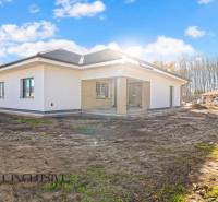 Családi ház a Florida Villa Park utcában Dunaszerdahelyen füvesített telekkel.