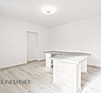 Konyha fa dekor padlóval a Családi házban, minimalista bárpult.