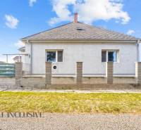 Családi ház Nagykosihán egyszerű homlokzattal és rendezett külső térrel.