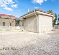 Nagycsalomján található családi ház terasszal és széles bejárattal, zöldövezettel körülvéve.