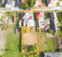 Légi felvétel egy családi házról Nagykosihán, amelyet szomszédos házak vesznek körül.