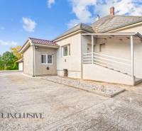 Családi ház Nagykeszin ferde tetővel és kövezett udvarral.