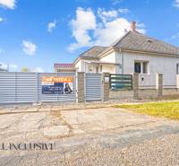 Eladó családi ház Nagycsalomján, fehér homlokzati burkolat, széles kapu.