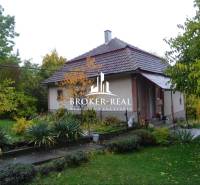 Családi ház Fonyban nagy kerttel, zölddel és fákkal körülvéve.