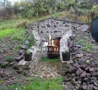 Családi ház kertjében található kőpince FONY városában.