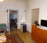 Nappali egy családi házban szőnyeggel és fa dekorációjú padlóval.