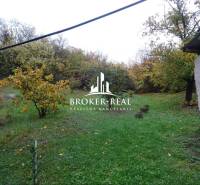 Családi ház Fony községben füves kerttel és környező erdős környezettel.