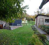 Családi ház Fony községben udvarral, gyepes területtel és zöld környezettel.