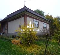 Családi ház zölddel és bokrokkal körülvéve, Fony.