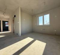 Családi ház belső tere befejezetlen falakkal és ablakkal, fa dekorációjú padlóval.