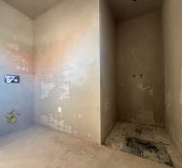 Befejezetlen fürdőszoba családi házban, előkészítéssel a telepítésekhez.