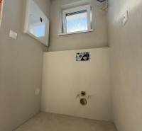 Helyiség ablakkal és készülékek telepítésével családi házban.