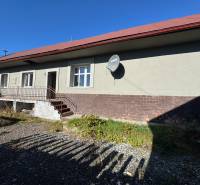 Családi ház Varovecká utcában, Družstevná pri Hornáde településen, a hozzátartozó kerttel.