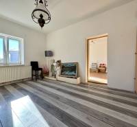 Szoba egy családi házban lámpával, képpel és fa dekorációjú padlóval.