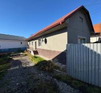 Családi ház Varovecká utcában, Družstevná pri Hornáde, udvarral és kapuval.