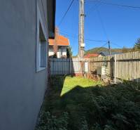 Családi ház a Varovecká utcában, Družstevná pri Hornáde, kert kerítéssel.