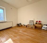 Szoba családi házban fa dekoros padlóval és bútorokkal.