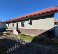 Családi ház a Varovecká utcában, Družstevná pri Hornáde, udvarral.