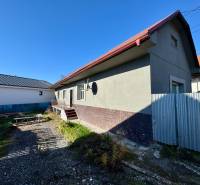 Családi ház Varovecká utcában, Družstevná pri Hornáde településen, udvarral és kisebb épülettel.