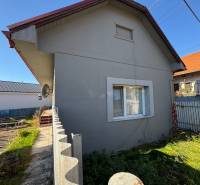 Családi ház Varovecká utcában, Družstevná pri Hornáde-ban, füves kerttel és bádogkerítéssel.