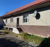 Családi ház a Varovecká utcában, Družstevná pri Hornáde, műholdas parabolaantennával.