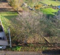 Építési telek Dolná Krupá-n, a M.H. Chvoteková utcában, zöldövezetben és fákkal körülvéve.